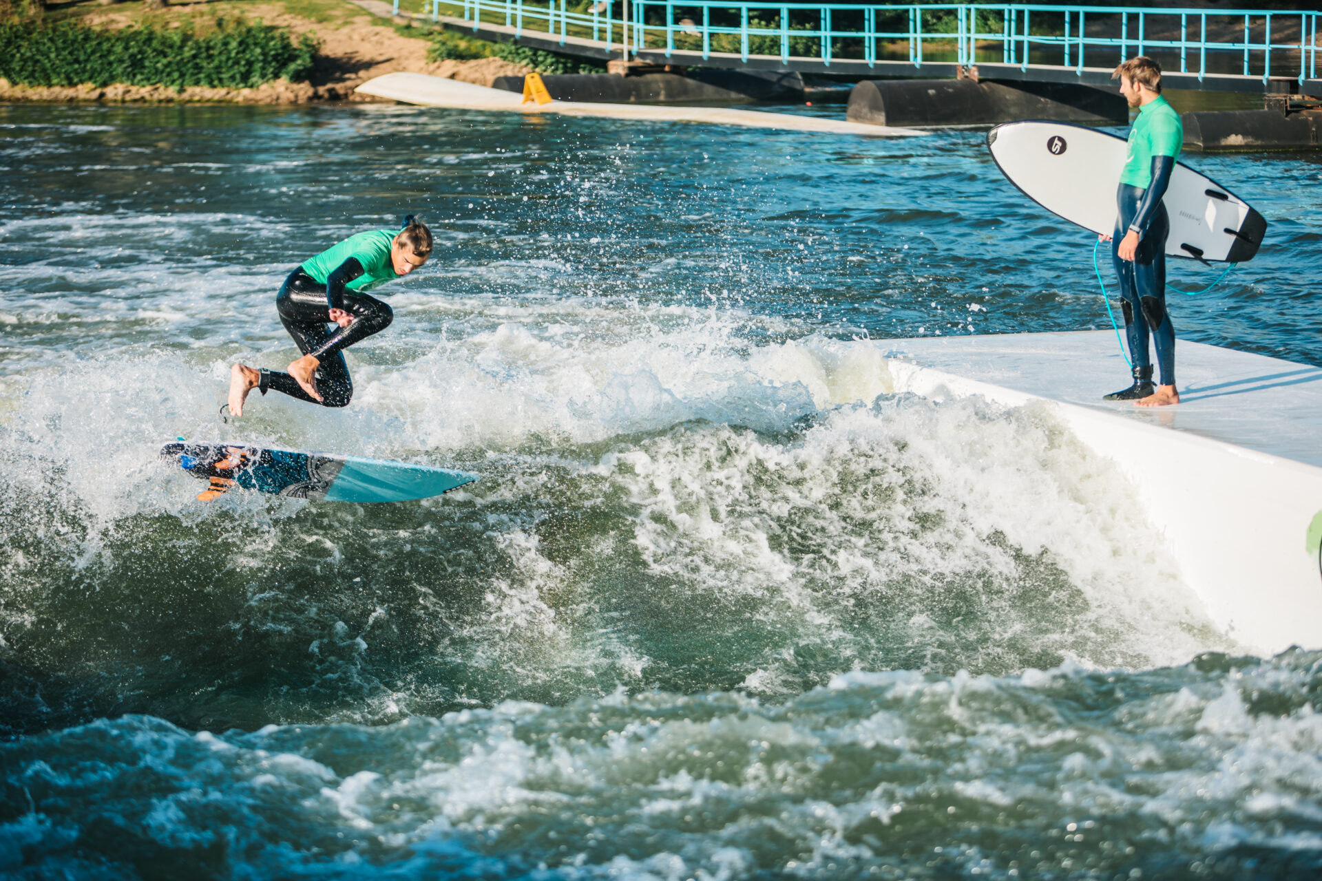 surf-langenfeld-big-surf-air Pro-Surfer macht einen Airtrick auf der stehenden Welle