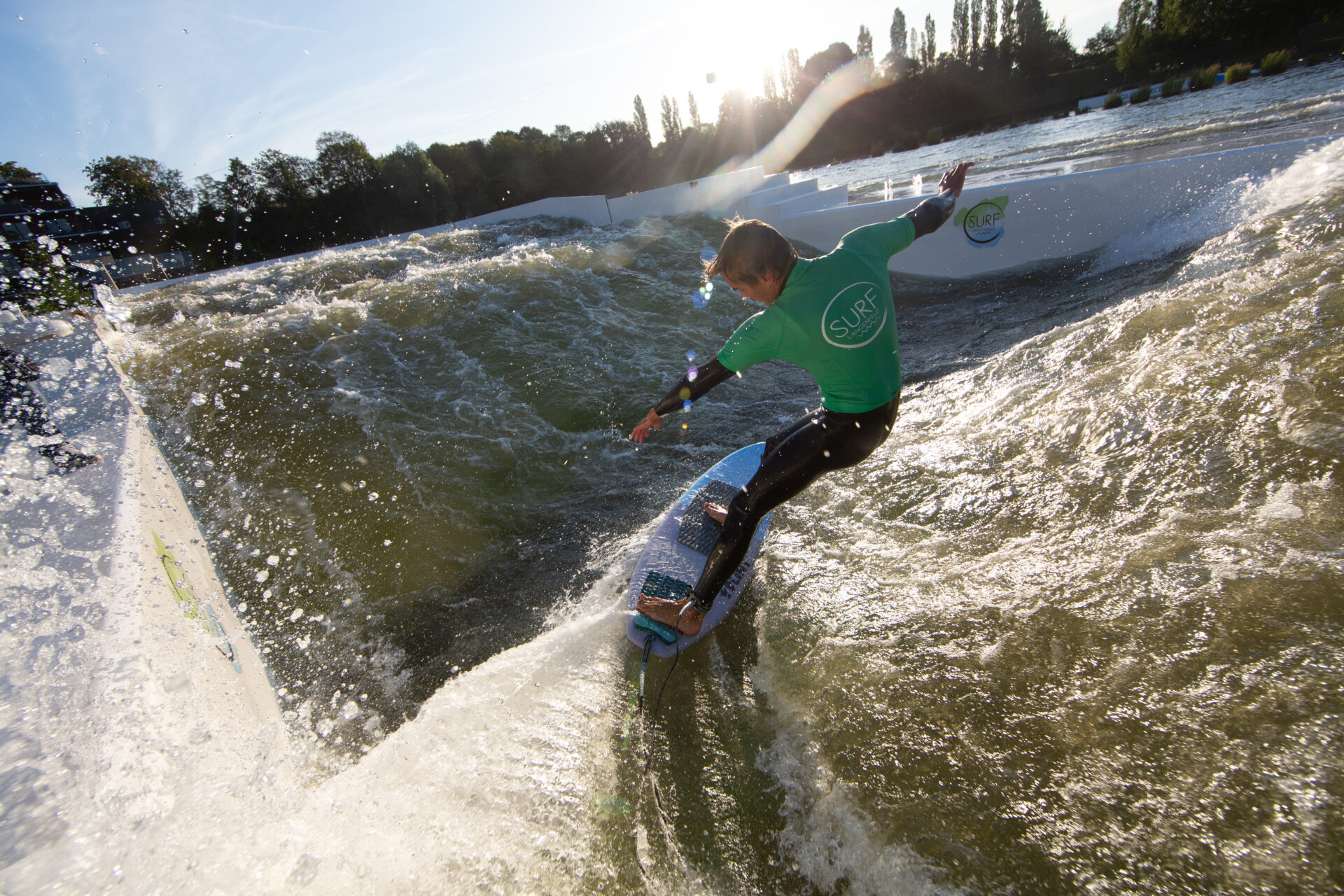 Mann macht einen Bottom-Turn auf der Surf Langenfeld Welle