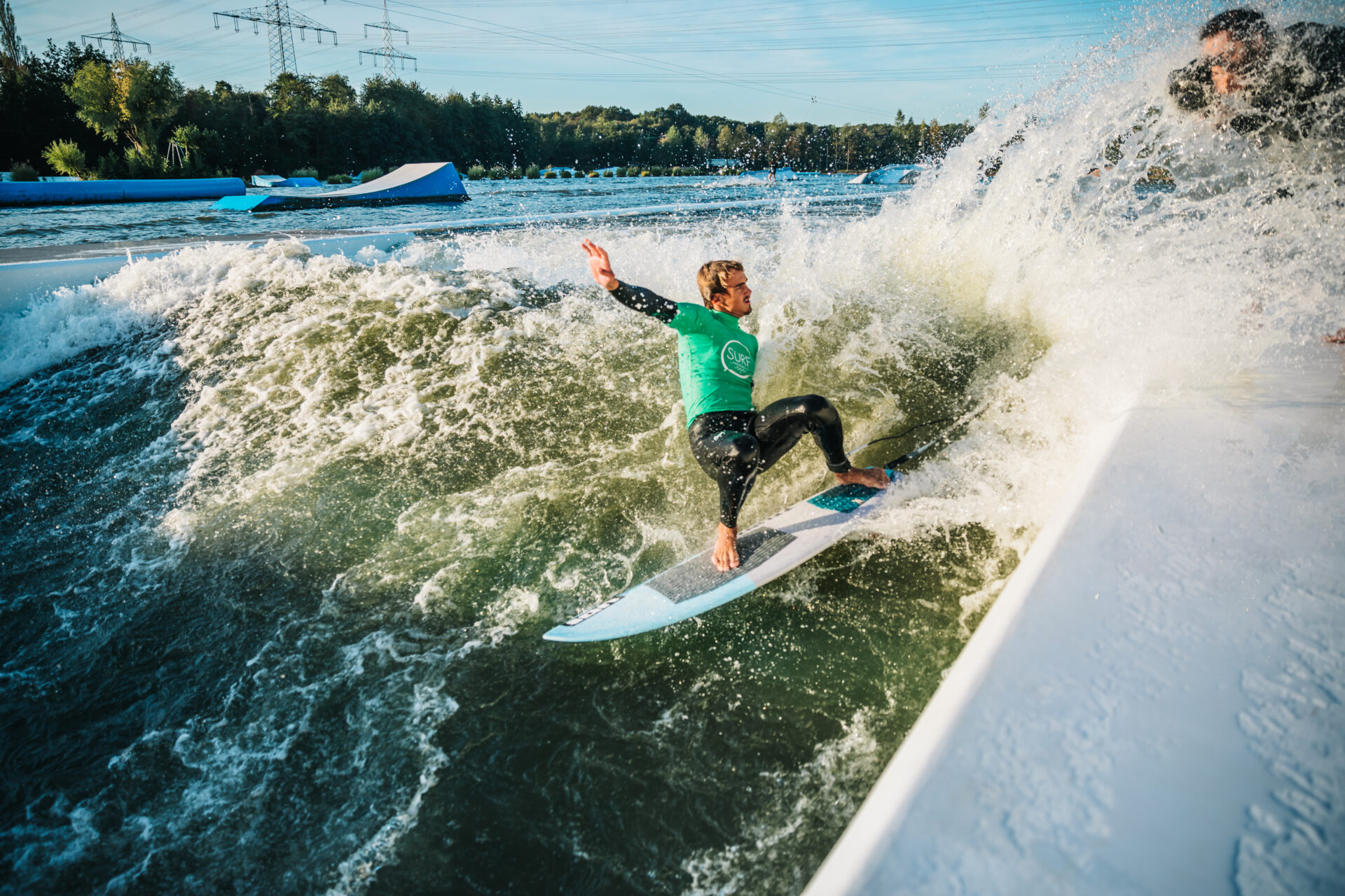 Pro-Surfer macht einen Spray und duscht den Fotografen am Beckenrand