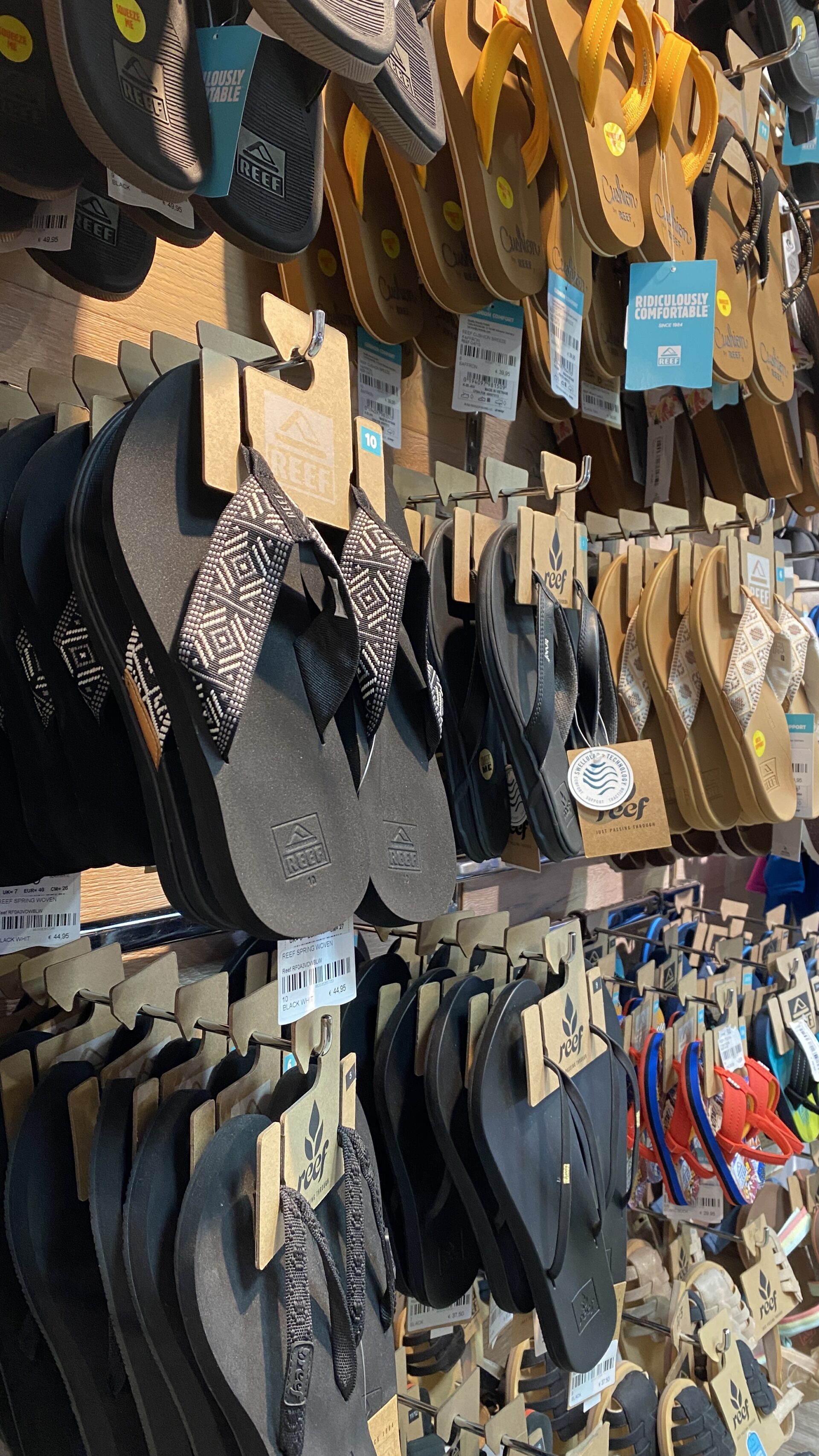 Nahaufnahme von reef Flip Flops im Shop